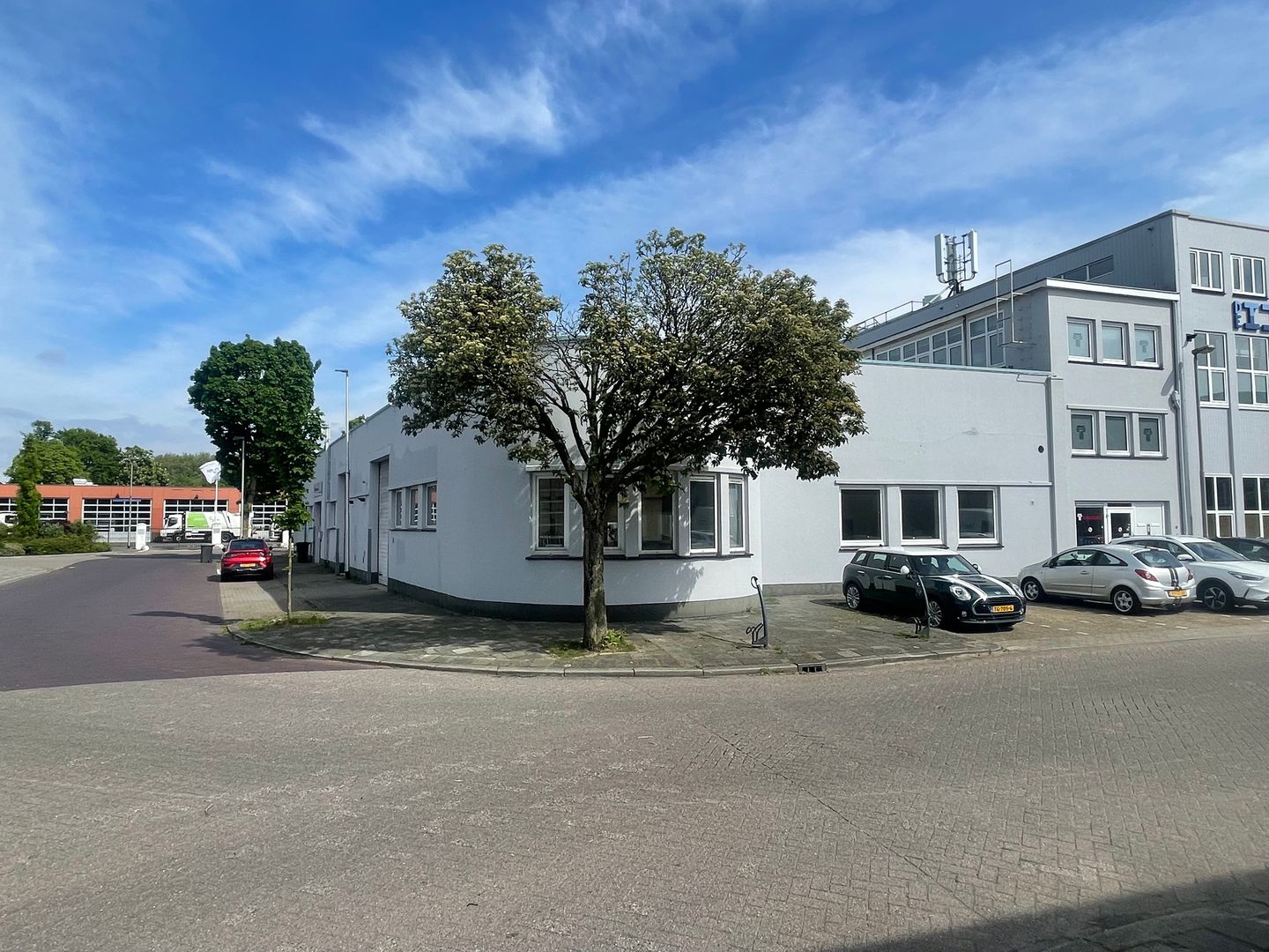 View photo 2 of Hooftlaan 75
