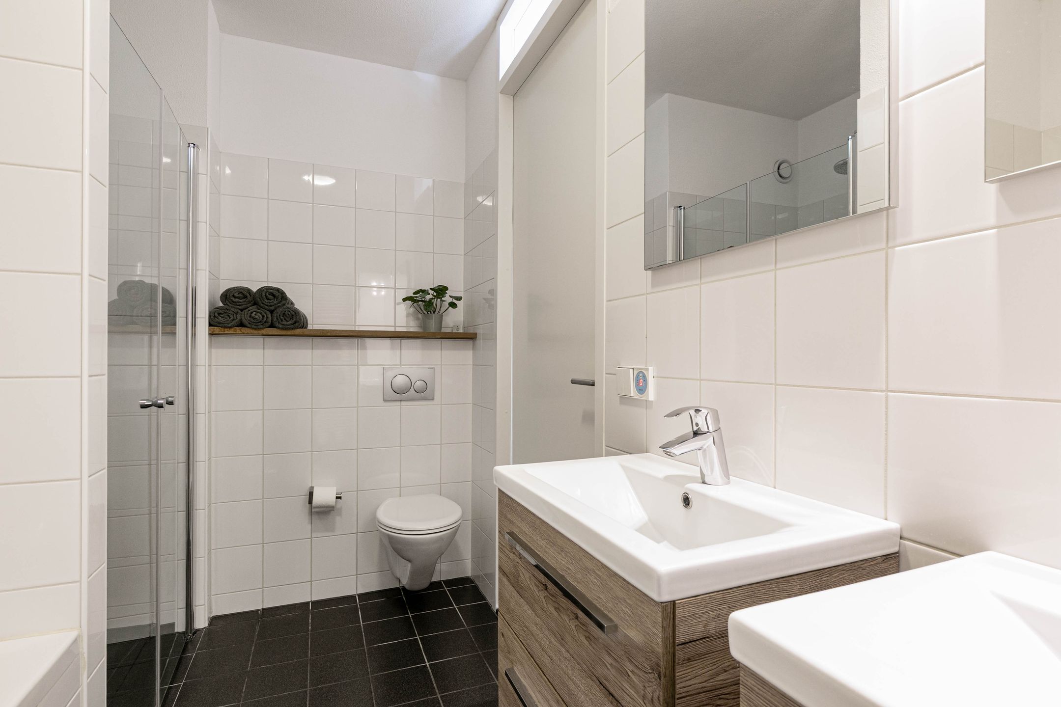 Spacious Move-in Ready Terraced Home with Sunny Garden in Vathorst — 42