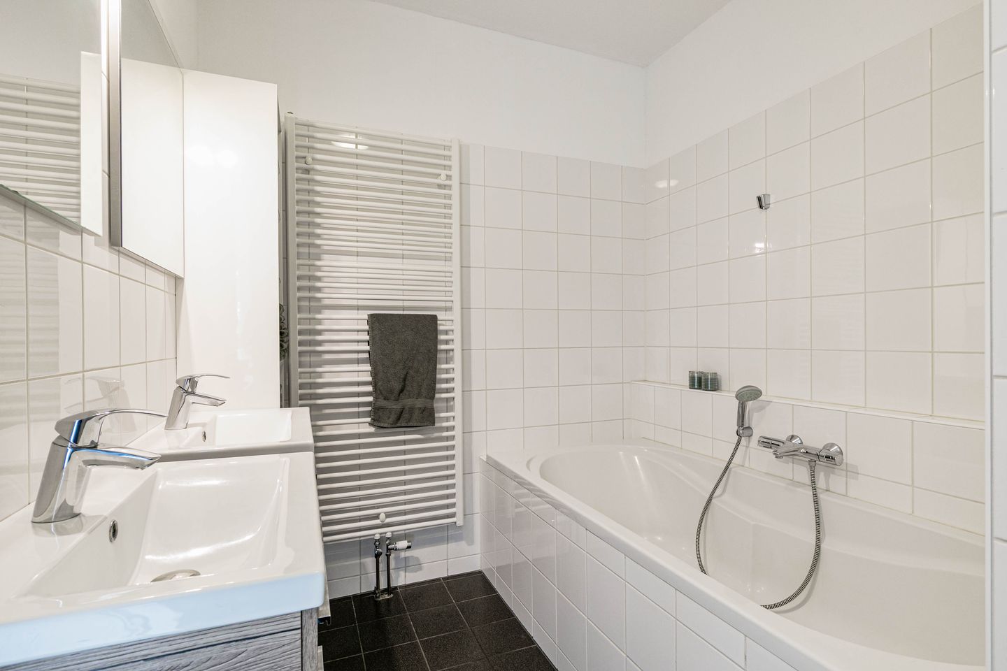 Spacious Move-in Ready Terraced Home with Sunny Garden in Vathorst — 40