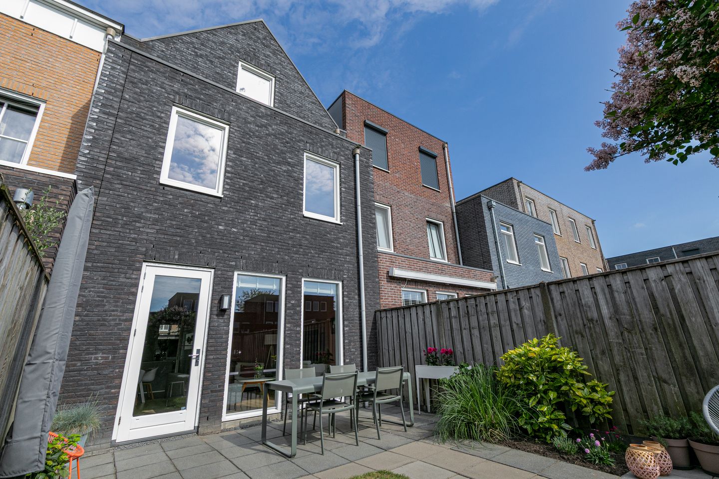 Spacious Move-in Ready Terraced Home with Sunny Garden in Vathorst — 55