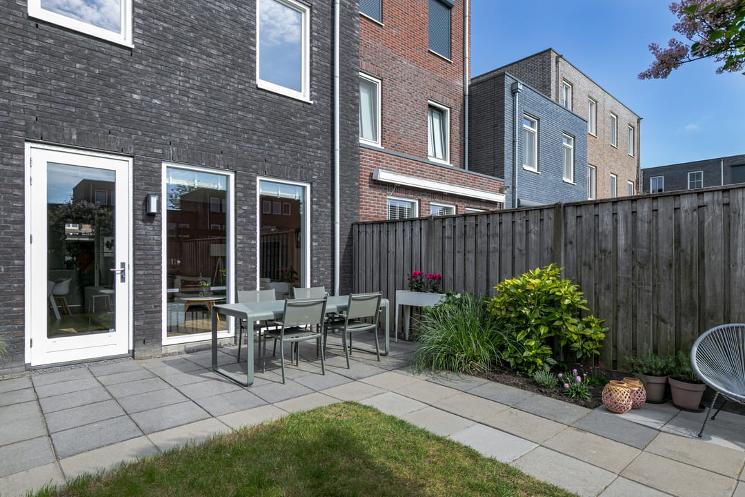 Spacious Move-in Ready Terraced Home with Sunny Garden in Vathorst — 56