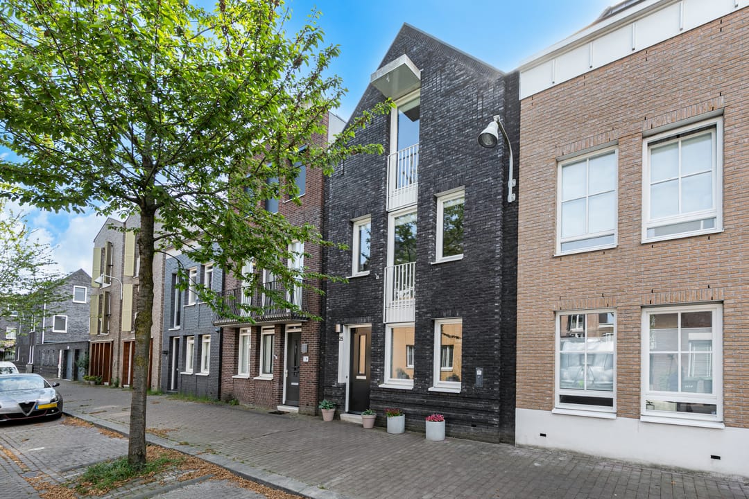 Spacious Move-in Ready Terraced Home with Sunny Garden in Vathorst — 61