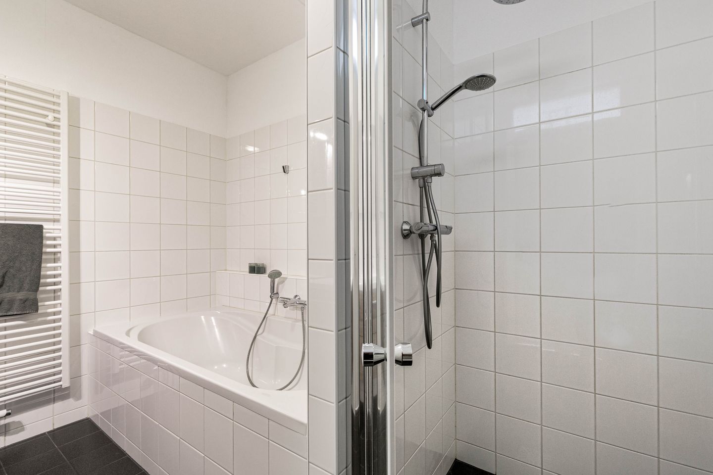 Spacious Move-in Ready Terraced Home with Sunny Garden in Vathorst — 44