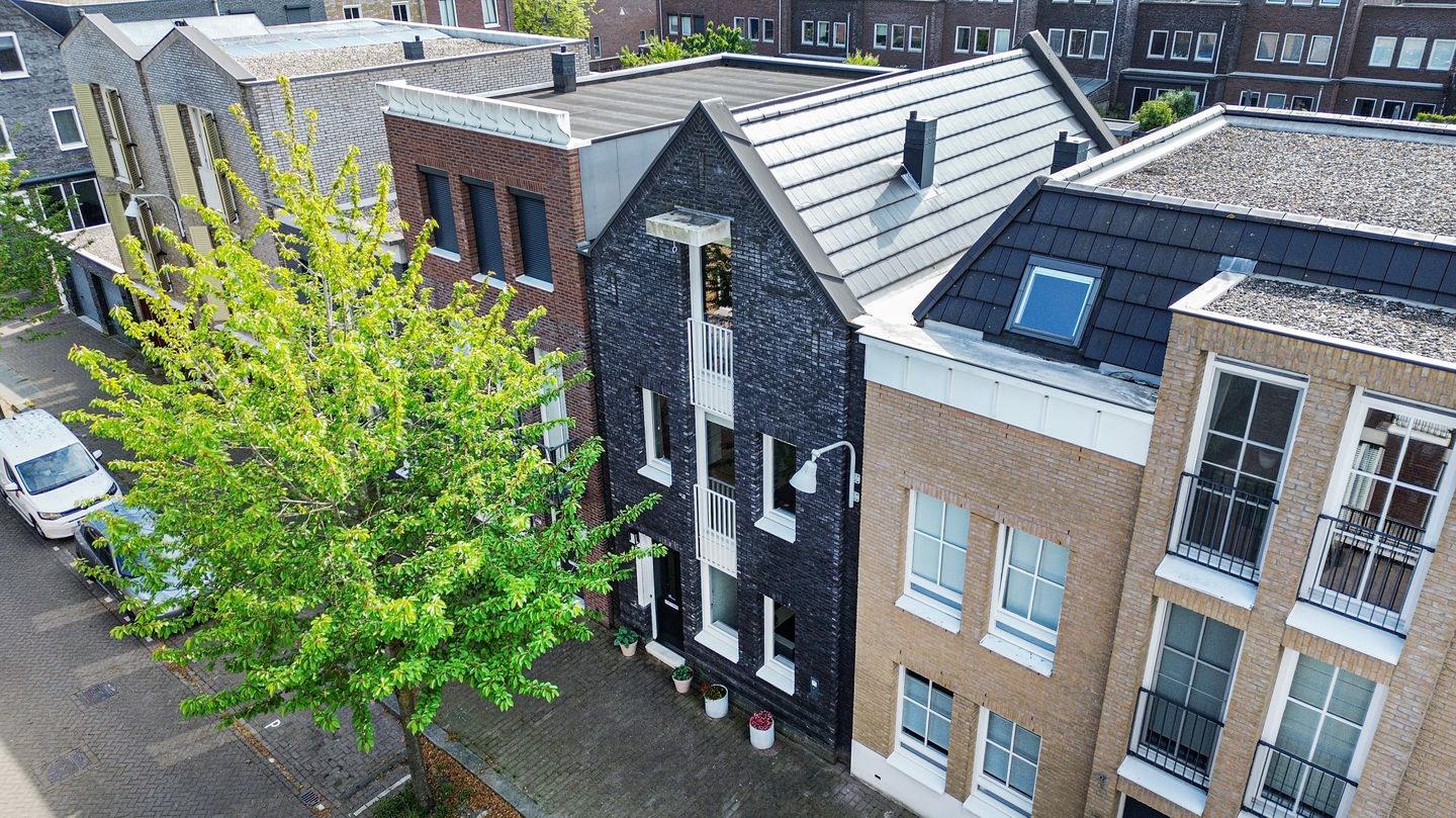 Spacious Move-in Ready Terraced Home with Sunny Garden in Vathorst — 59