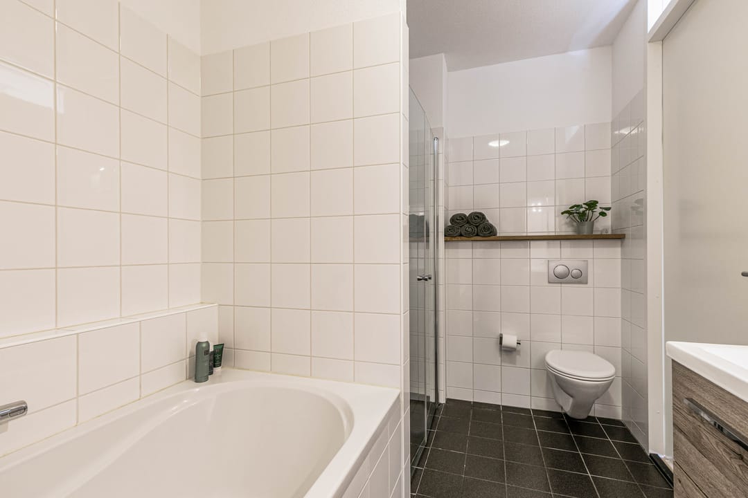Spacious Move-in Ready Terraced Home with Sunny Garden in Vathorst — 43
