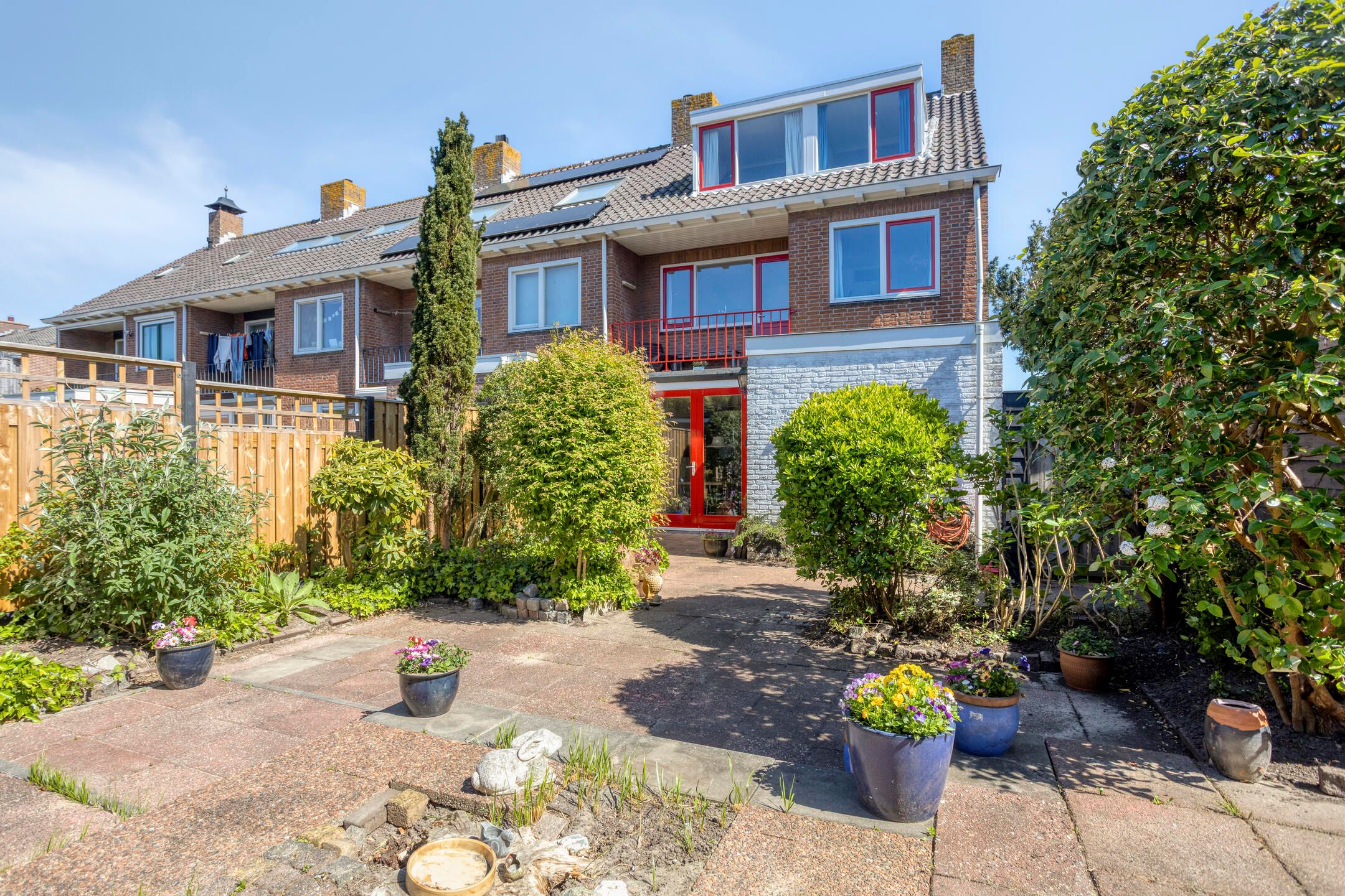 Spacious corner home with garage and sunny garden in Heiloo — 33