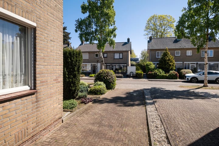 Twee-onder-één-kap te koop: Libellestraat 33, Beekbergen