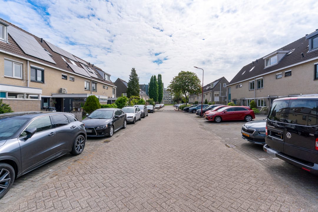 Terraced Home with Water Views in Nieuwegein Buitenweides — 28