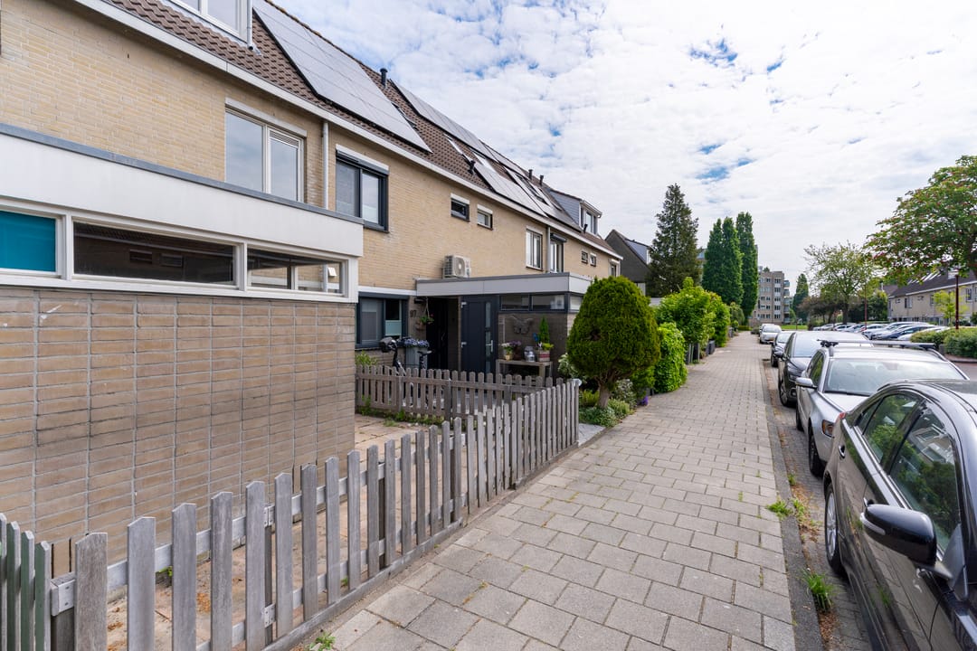 Terraced Home with Water Views in Nieuwegein Buitenweides — 26