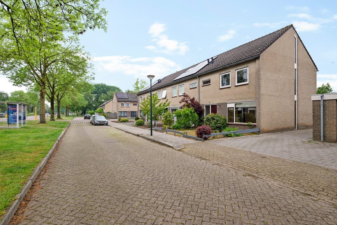 Corner house with garage and free view in green family-friendly location — 16