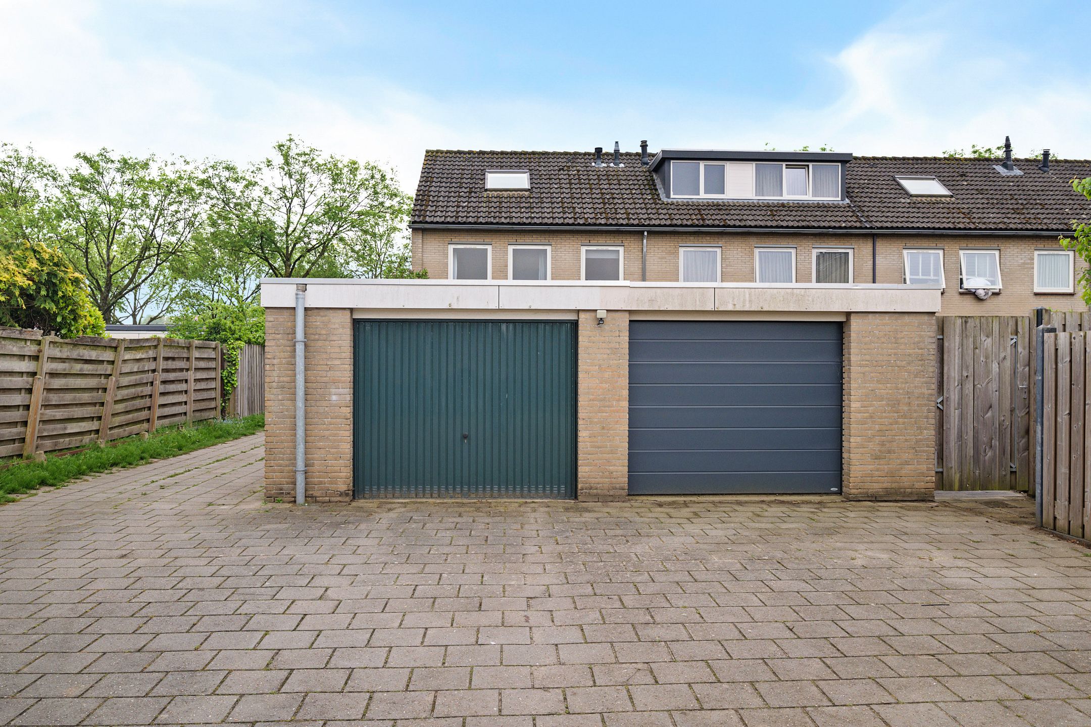 Corner house with garage and free view in green family-friendly location — 18