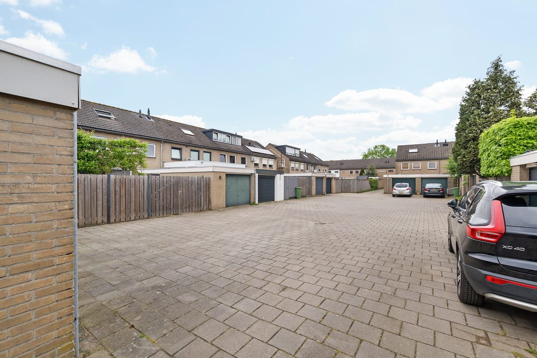Corner house with garage and free view in green family-friendly location — 17