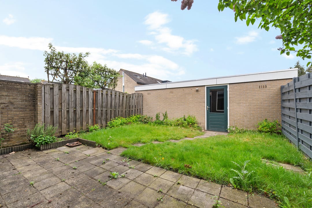 Corner house with garage and free view in green family-friendly location — 32