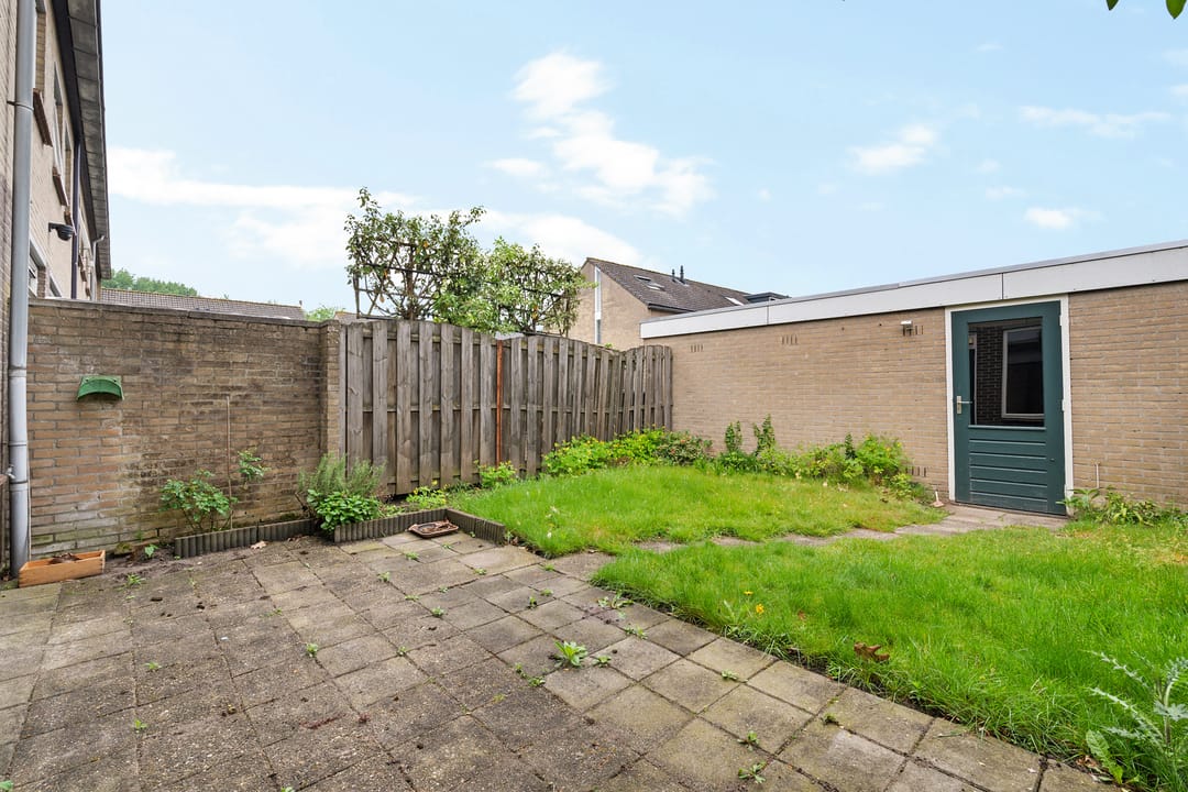 Corner house with garage and free view in green family-friendly location — 31