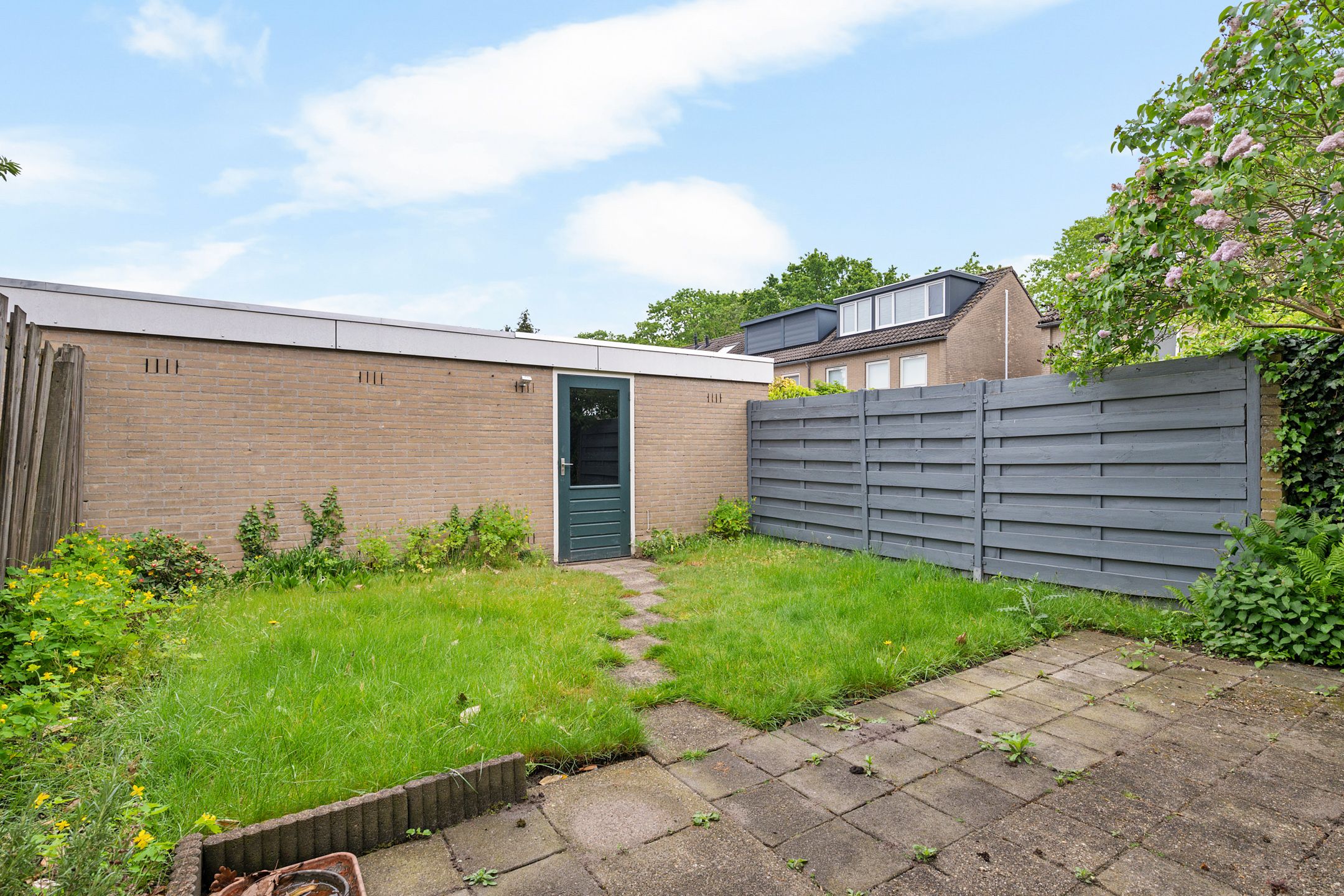 Corner house with garage and free view in green family-friendly location — 30
