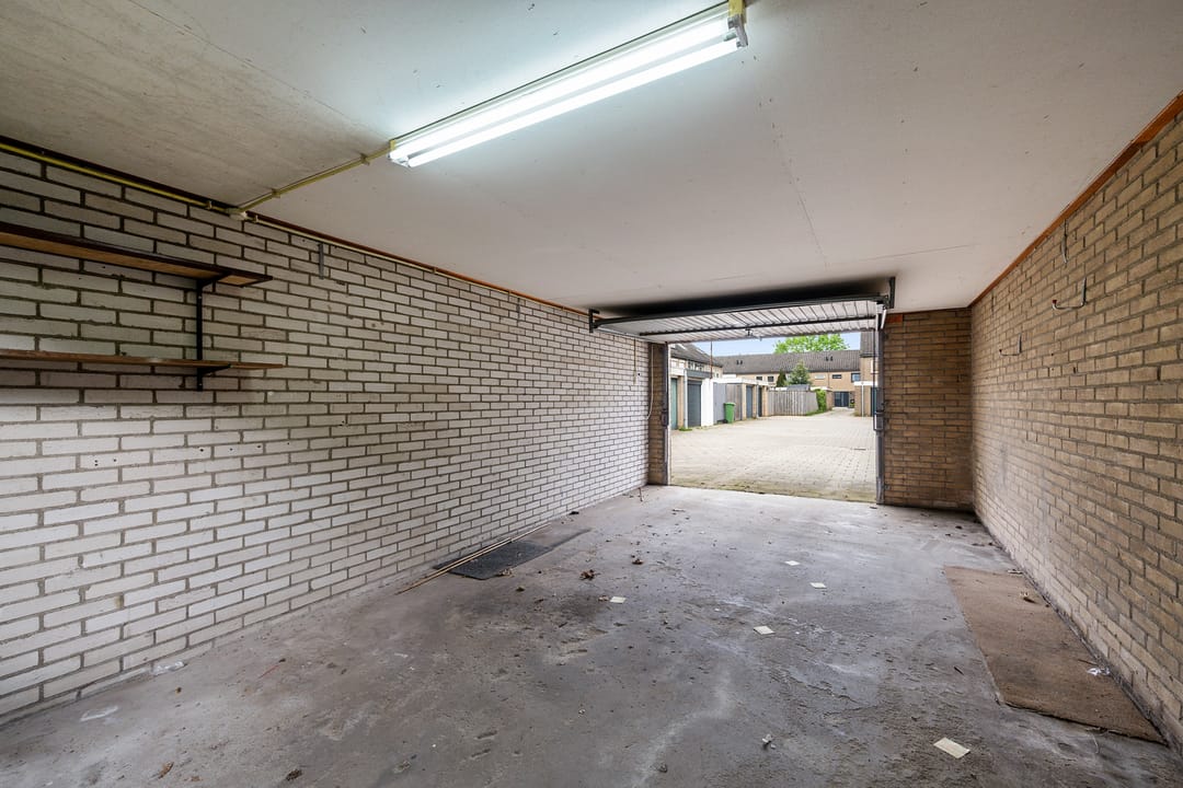 Corner house with garage and free view in green family-friendly location — 28