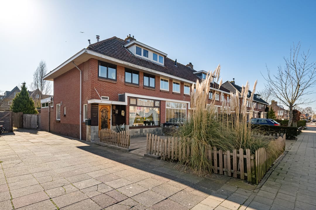 Characteristic 1930s Corner House with Large Garage and Deep Sunny Garden