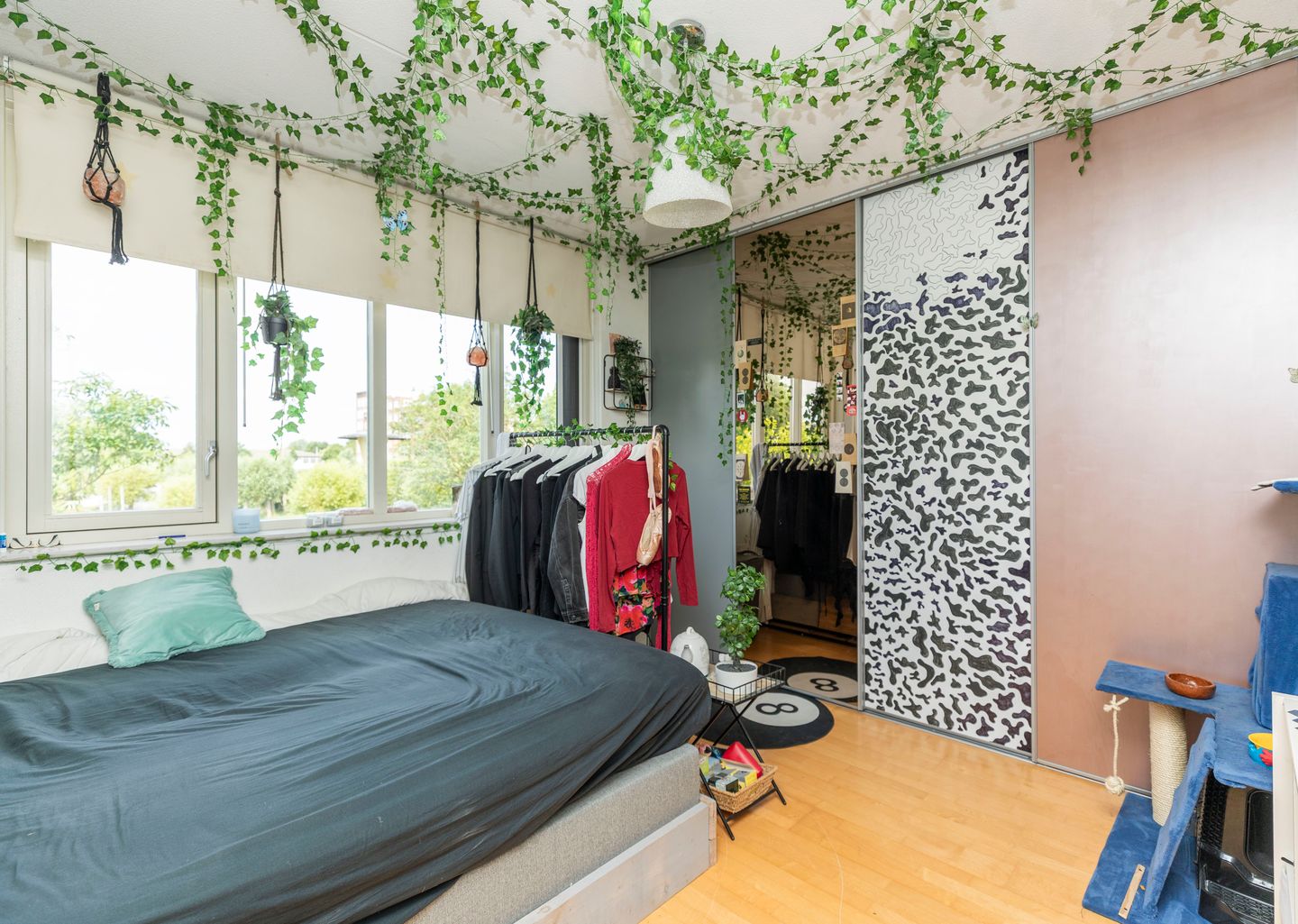 Spacious Extended Semi-Detached Home with Garage and Sunny Southeast-Facing Garden — 19