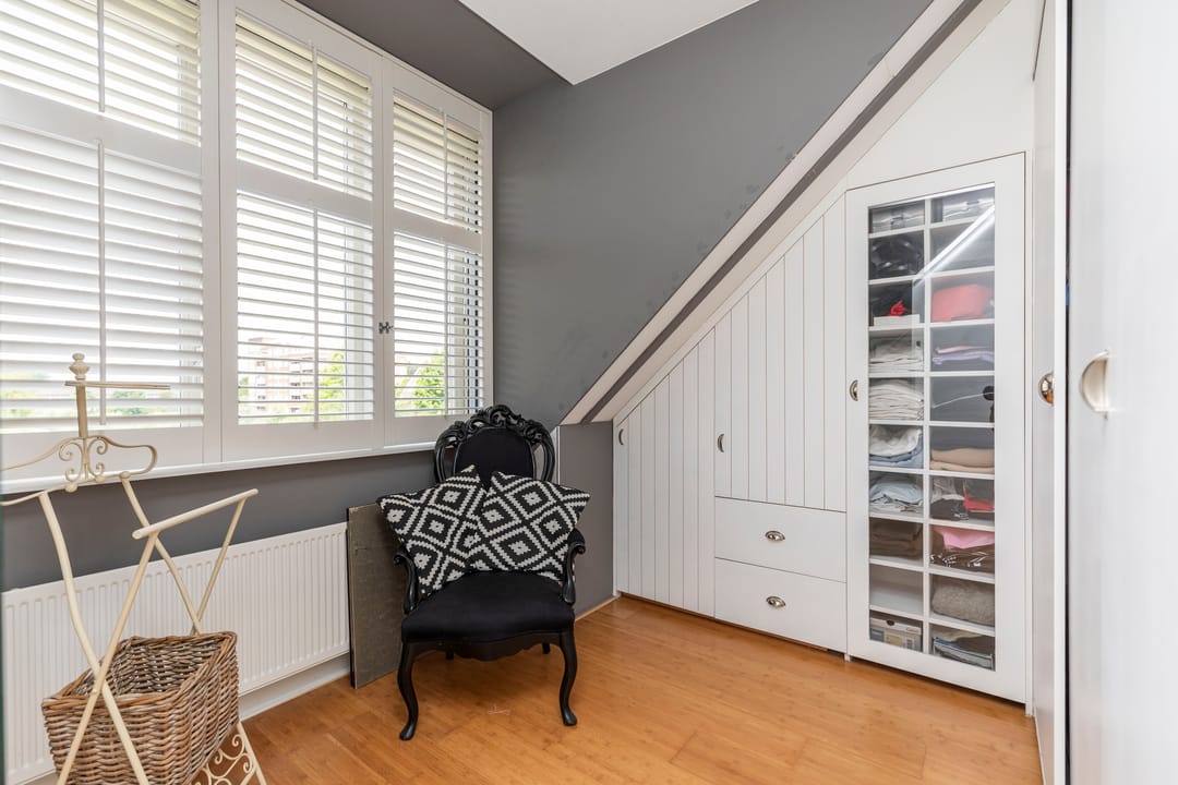 Spacious Extended Semi-Detached Home with Garage and Sunny Southeast-Facing Garden — 32