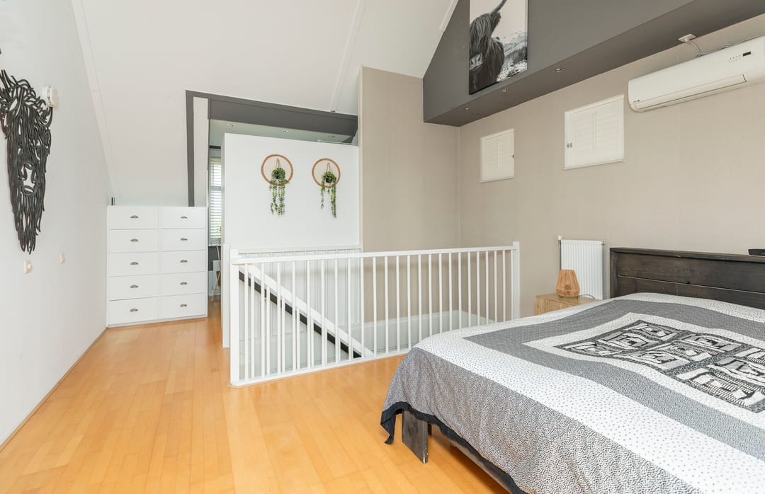 Spacious Extended Semi-Detached Home with Garage and Sunny Southeast-Facing Garden — 31