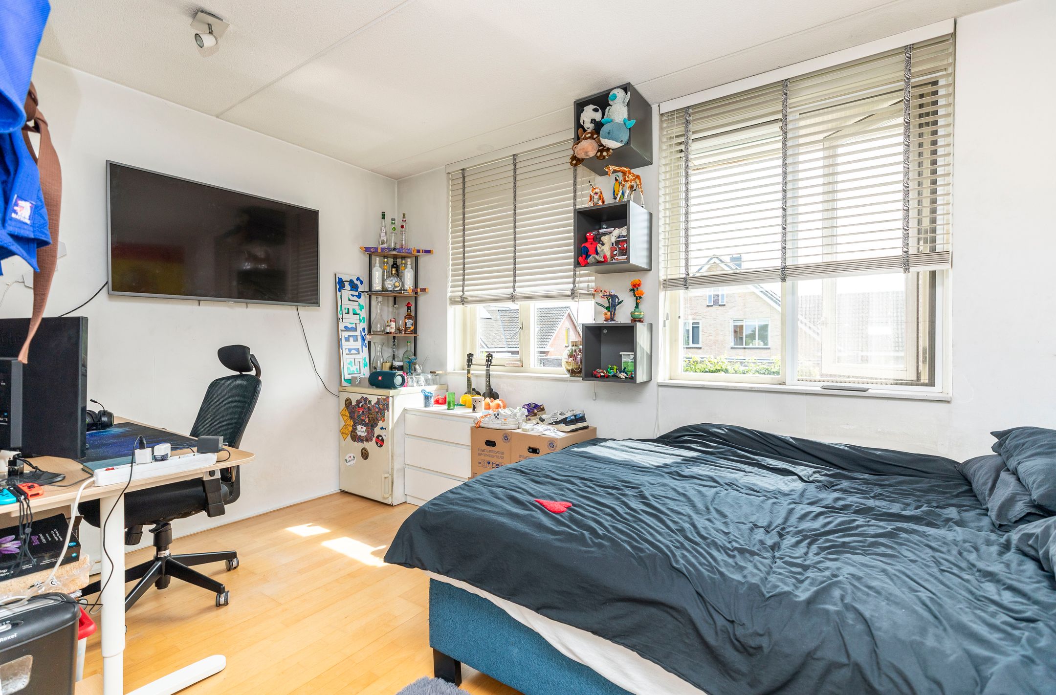 Spacious Extended Semi-Detached Home with Garage and Sunny Southeast-Facing Garden — 21
