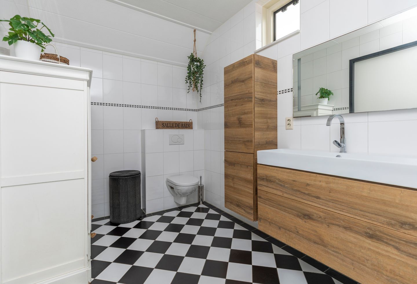 Spacious Extended Semi-Detached Home with Garage and Sunny Southeast-Facing Garden — 25