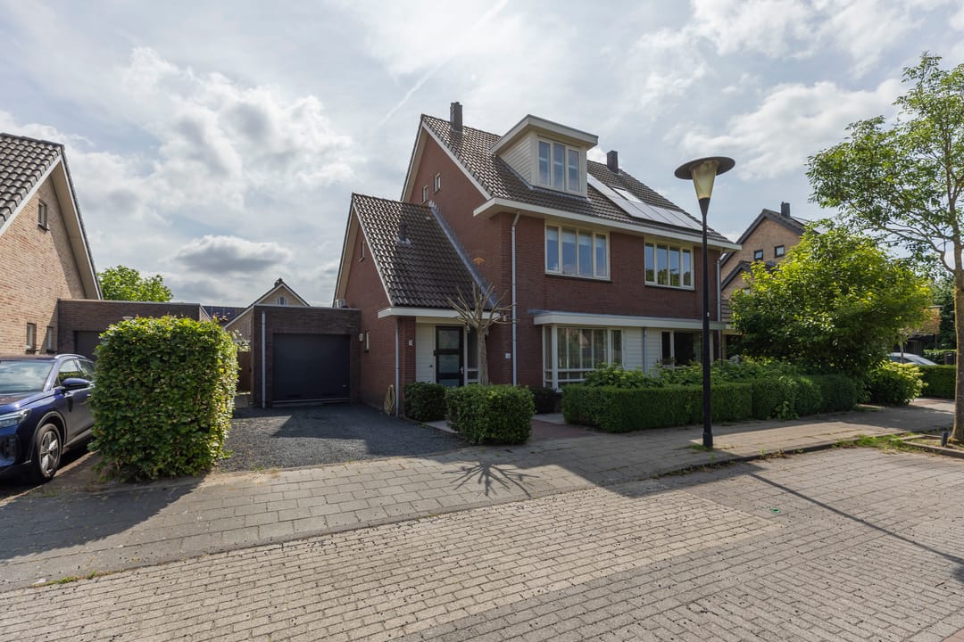 Spacious Extended Semi-Detached Home with Garage and Sunny Southeast-Facing Garden — 41