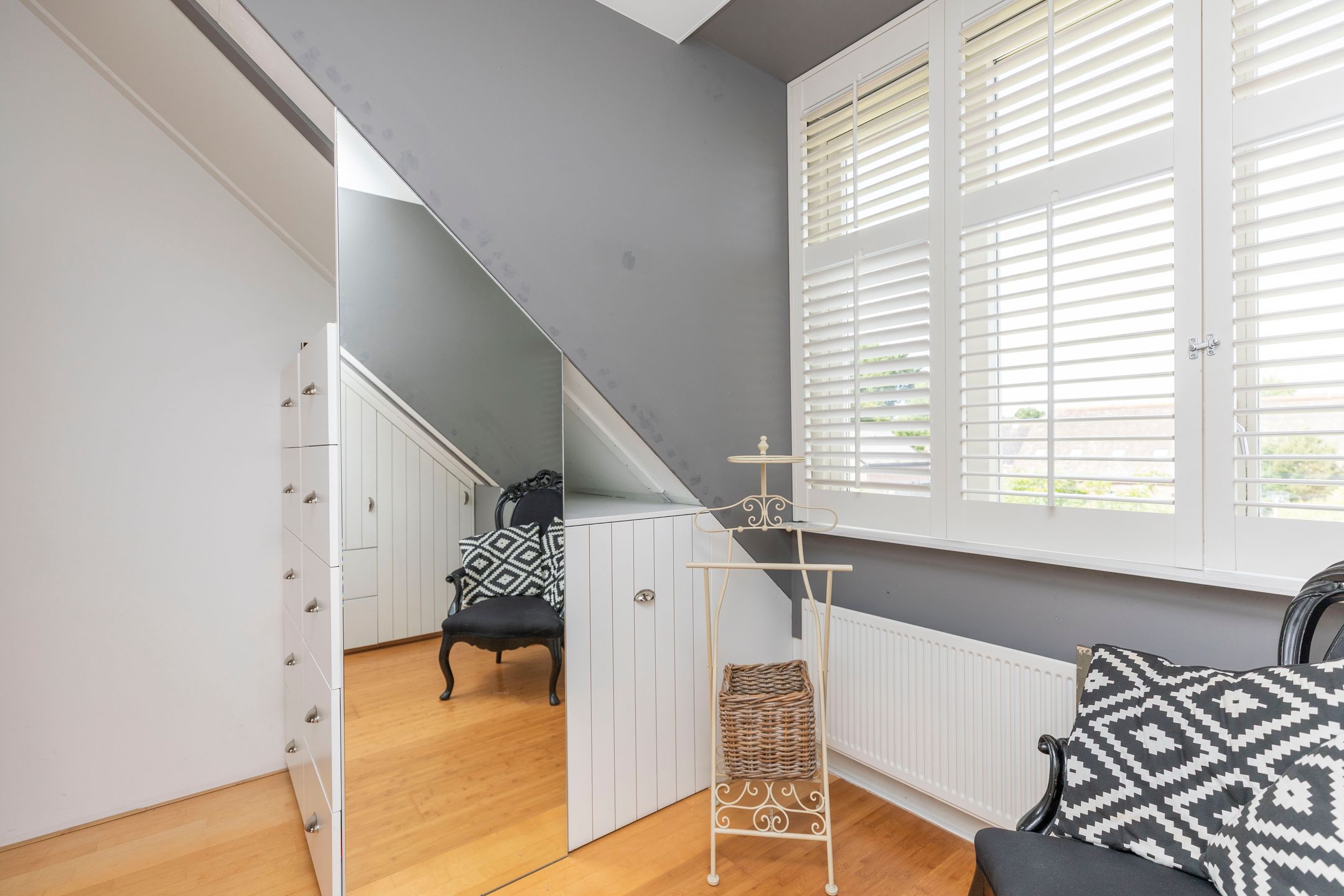 Spacious Extended Semi-Detached Home with Garage and Sunny Southeast-Facing Garden — 33