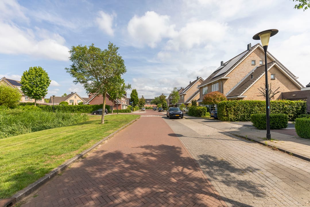 Spacious Extended Semi-Detached Home with Garage and Sunny Southeast-Facing Garden — 43