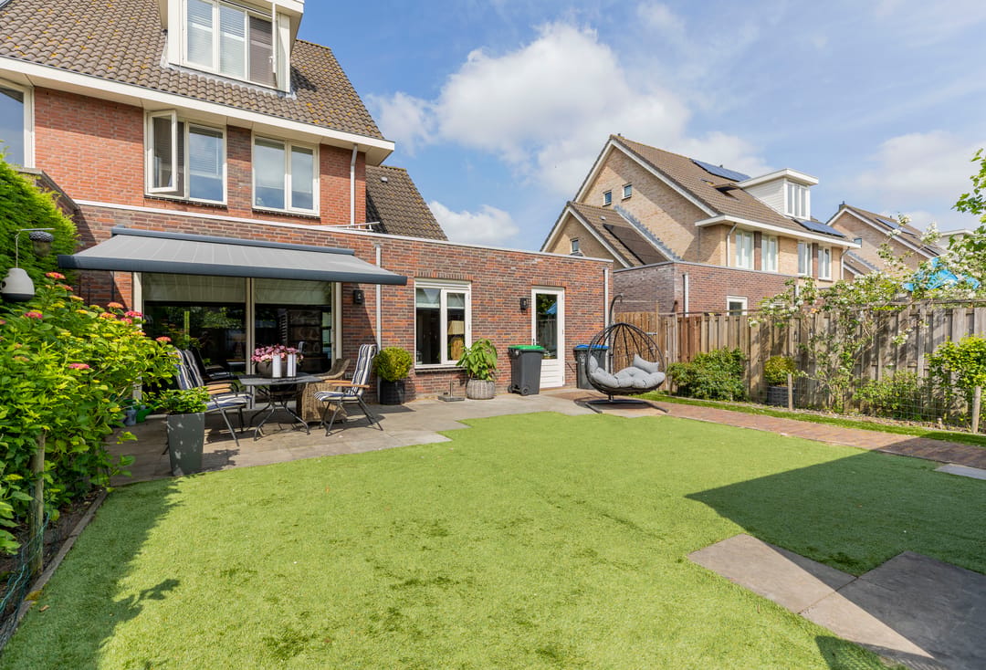 Spacious Extended Semi-Detached Home with Garage and Sunny Southeast-Facing Garden — 38