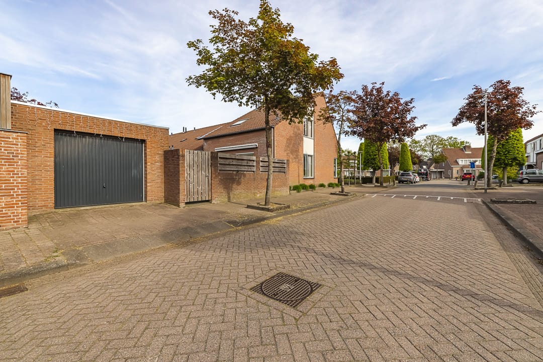 Spacious corner home with garage in peaceful Klein Zundert — 37