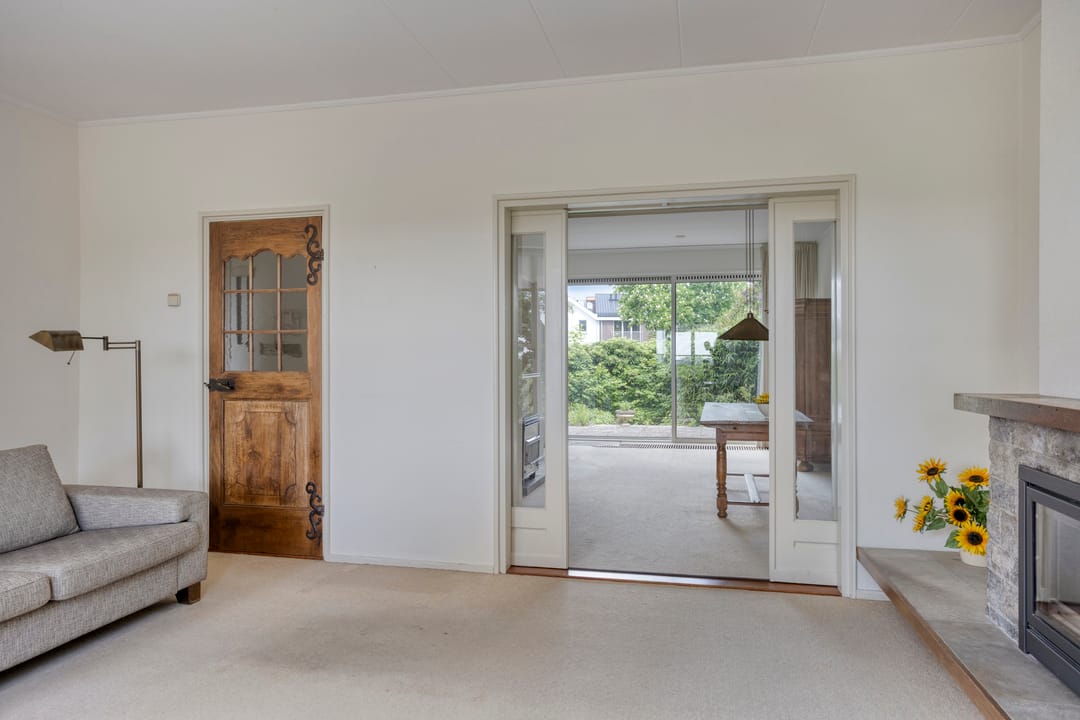 Spacious 1950s terraced home with panoramic IJssel river views — 13