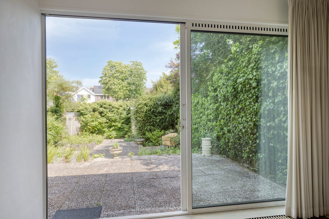 Spacious 1950s terraced home with panoramic IJssel river views — 16