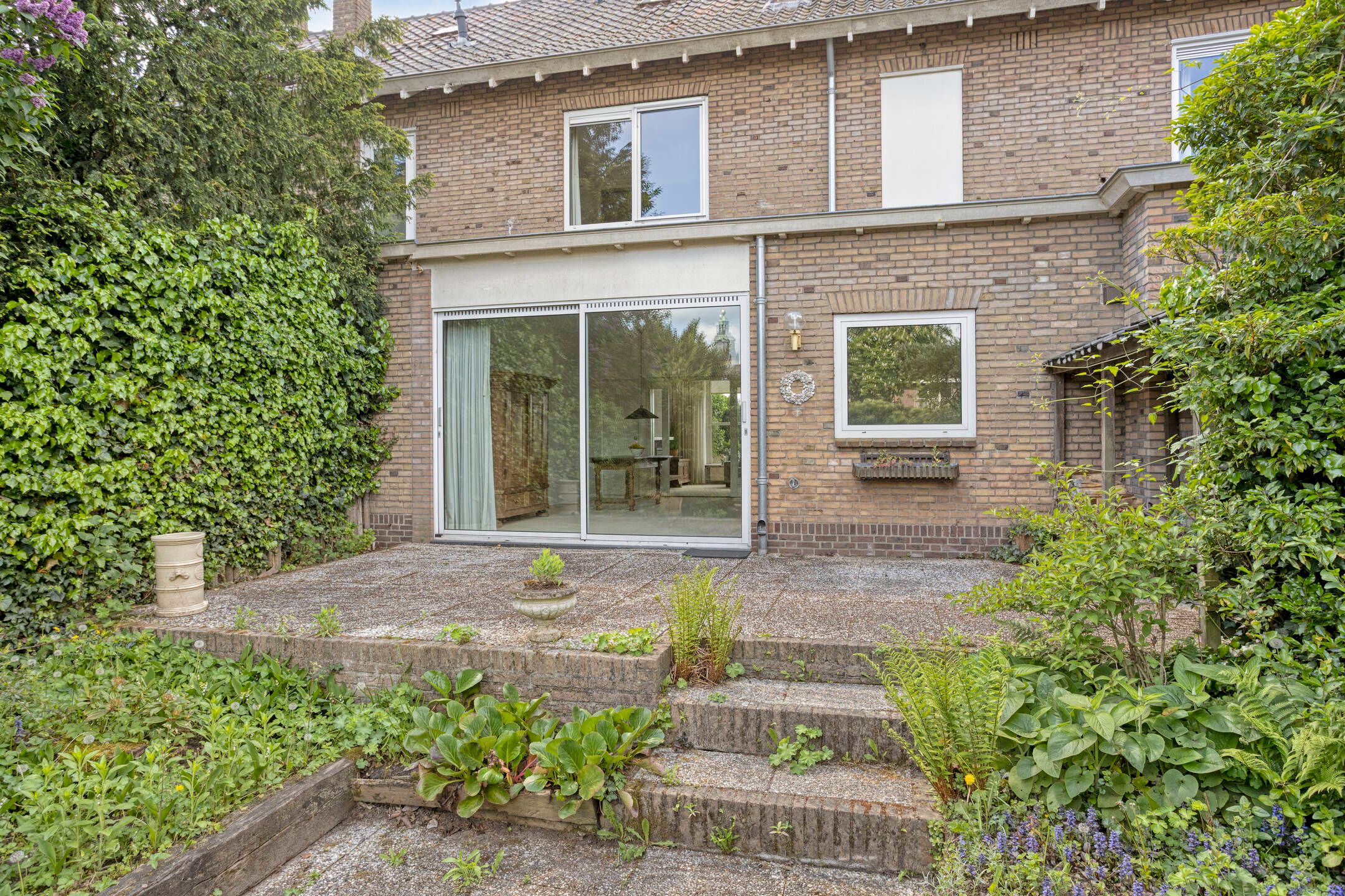 Spacious 1950s terraced home with panoramic IJssel river views — 18