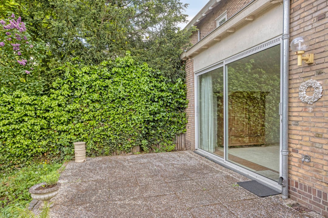 Spacious 1950s terraced home with panoramic IJssel river views — 17