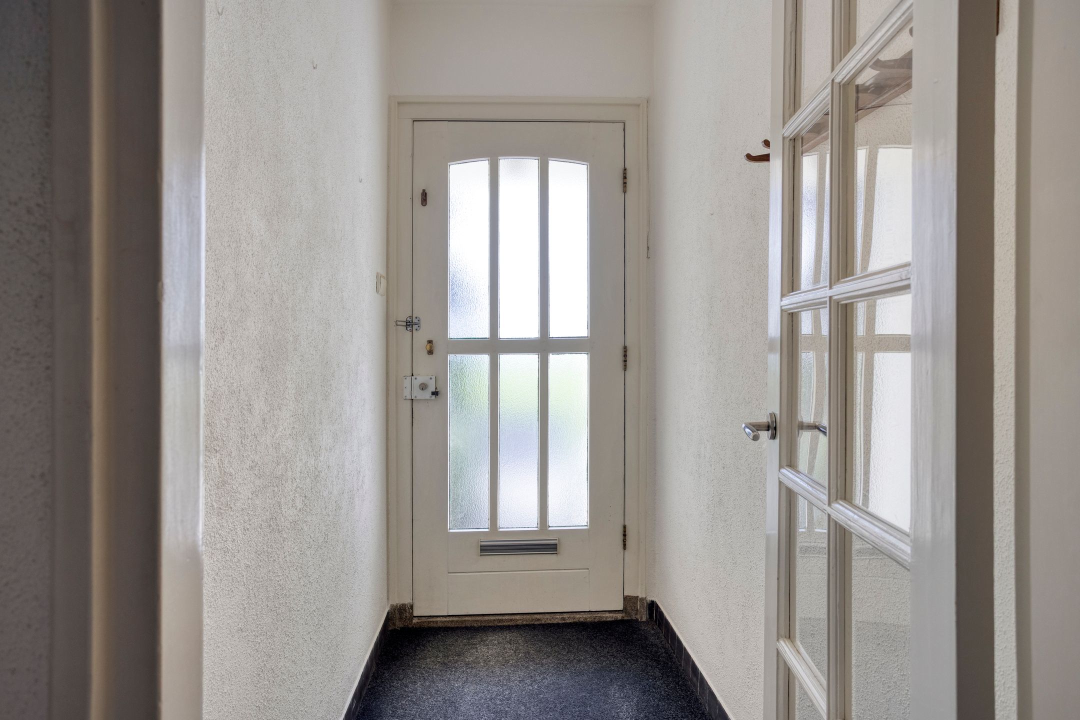 Spacious 1950s terraced home with panoramic IJssel river views — 24