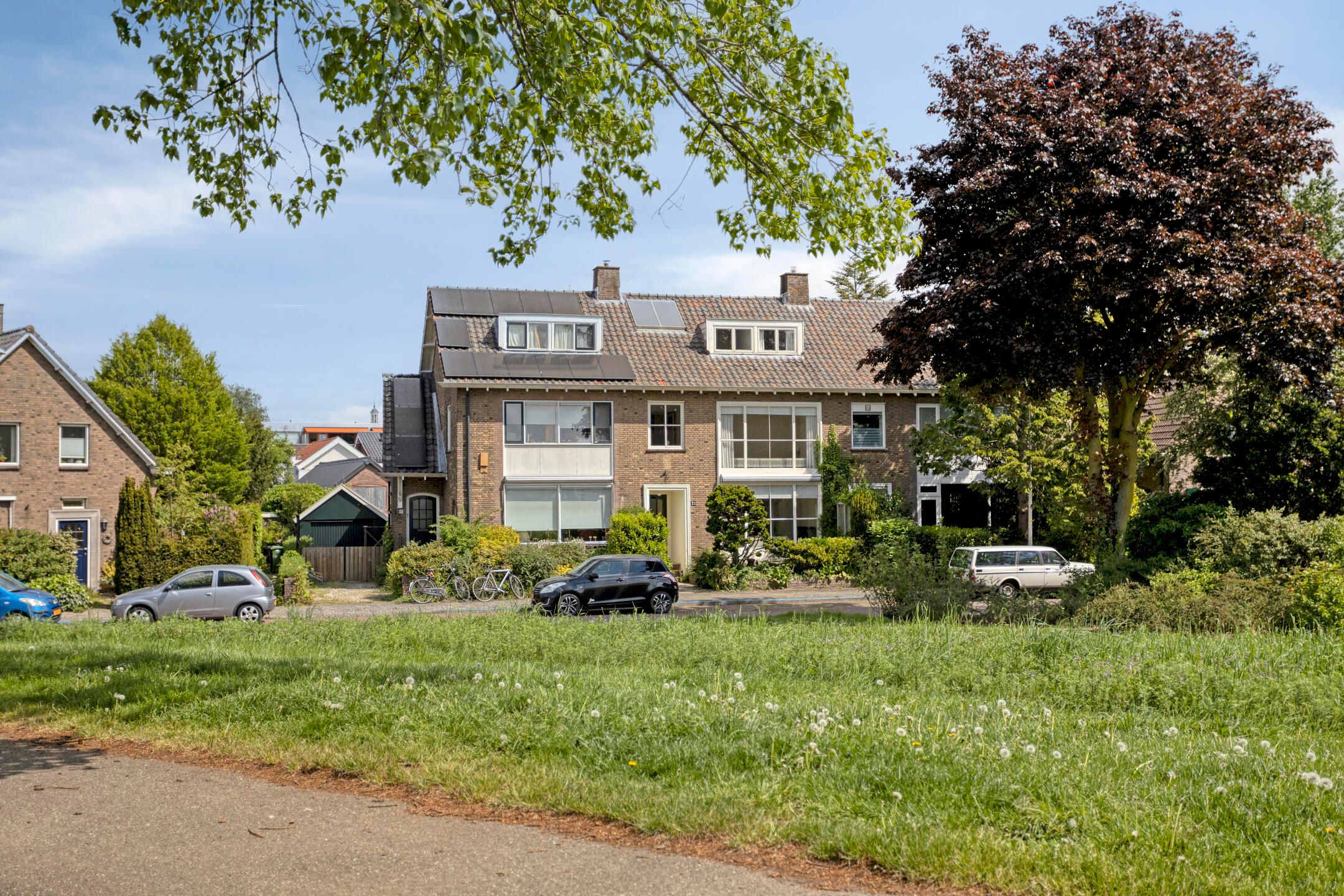 Spacious 1950s terraced home with panoramic IJssel river views — 60