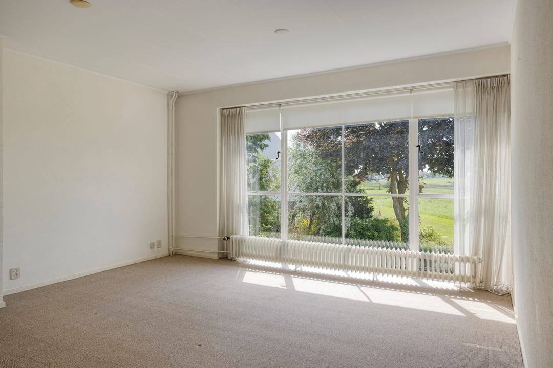 Spacious 1950s terraced home with panoramic IJssel river views — 32