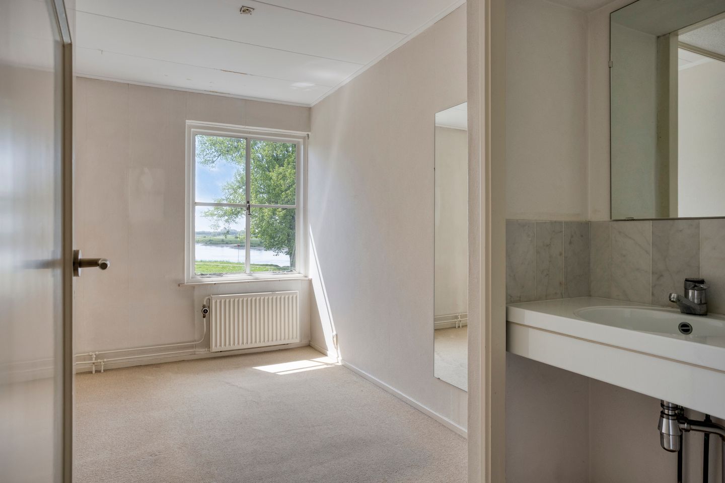 Spacious 1950s terraced home with panoramic IJssel river views — 34