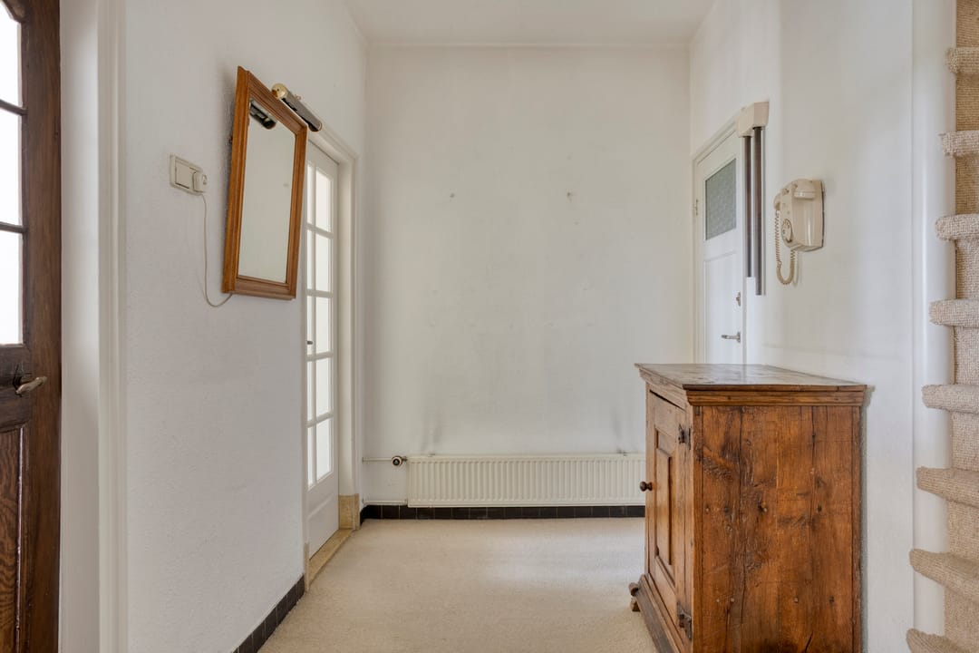 Spacious 1950s terraced home with panoramic IJssel river views — 26