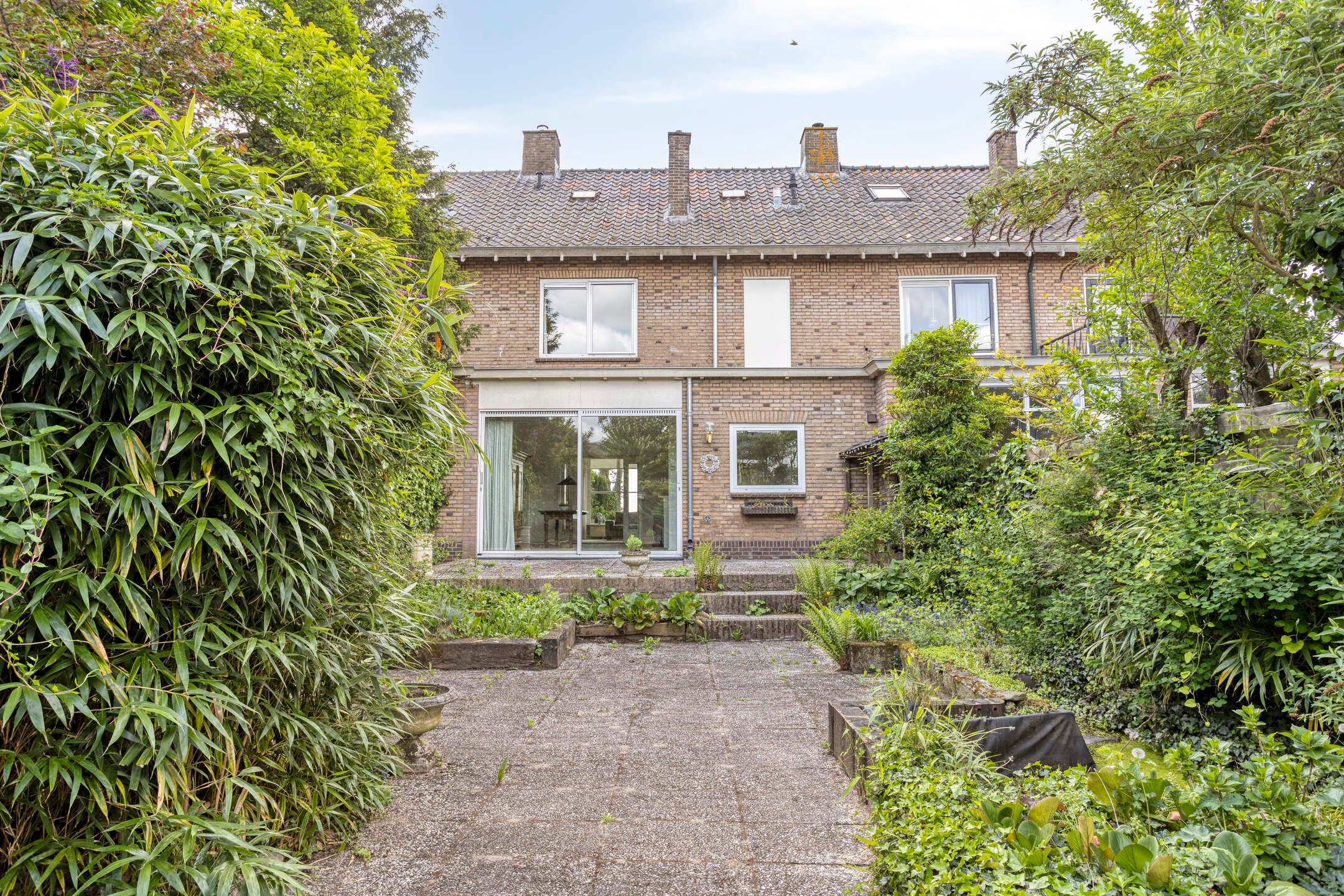 Spacious 1950s terraced home with panoramic IJssel river views — 48