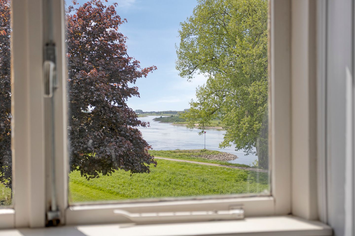Spacious 1950s terraced home with panoramic IJssel river views — 59