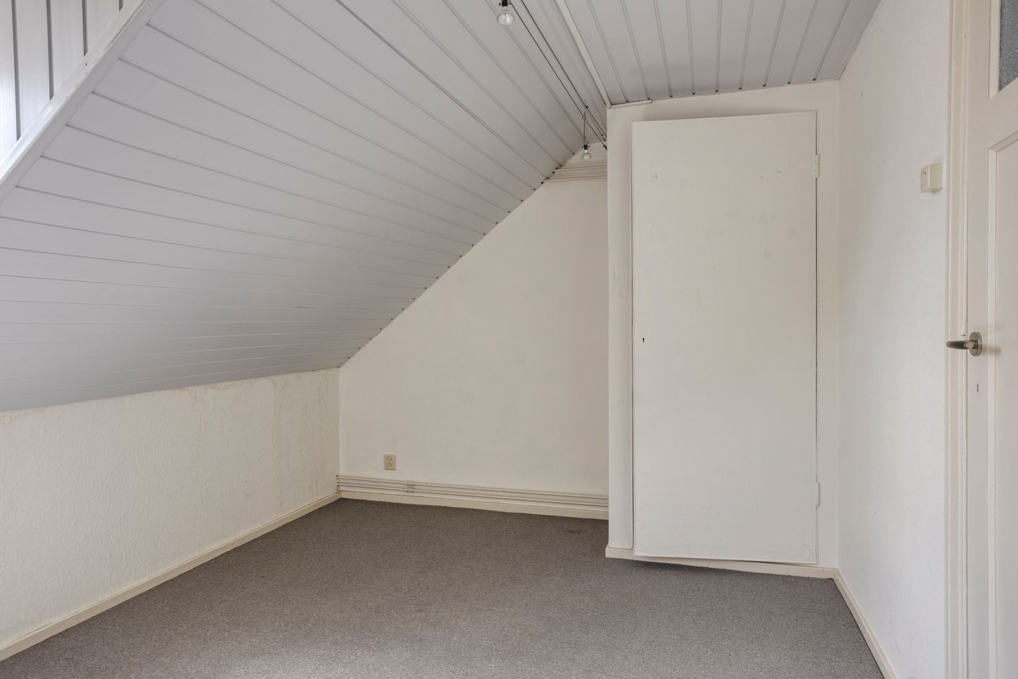 Spacious 1950s terraced home with panoramic IJssel river views — 44