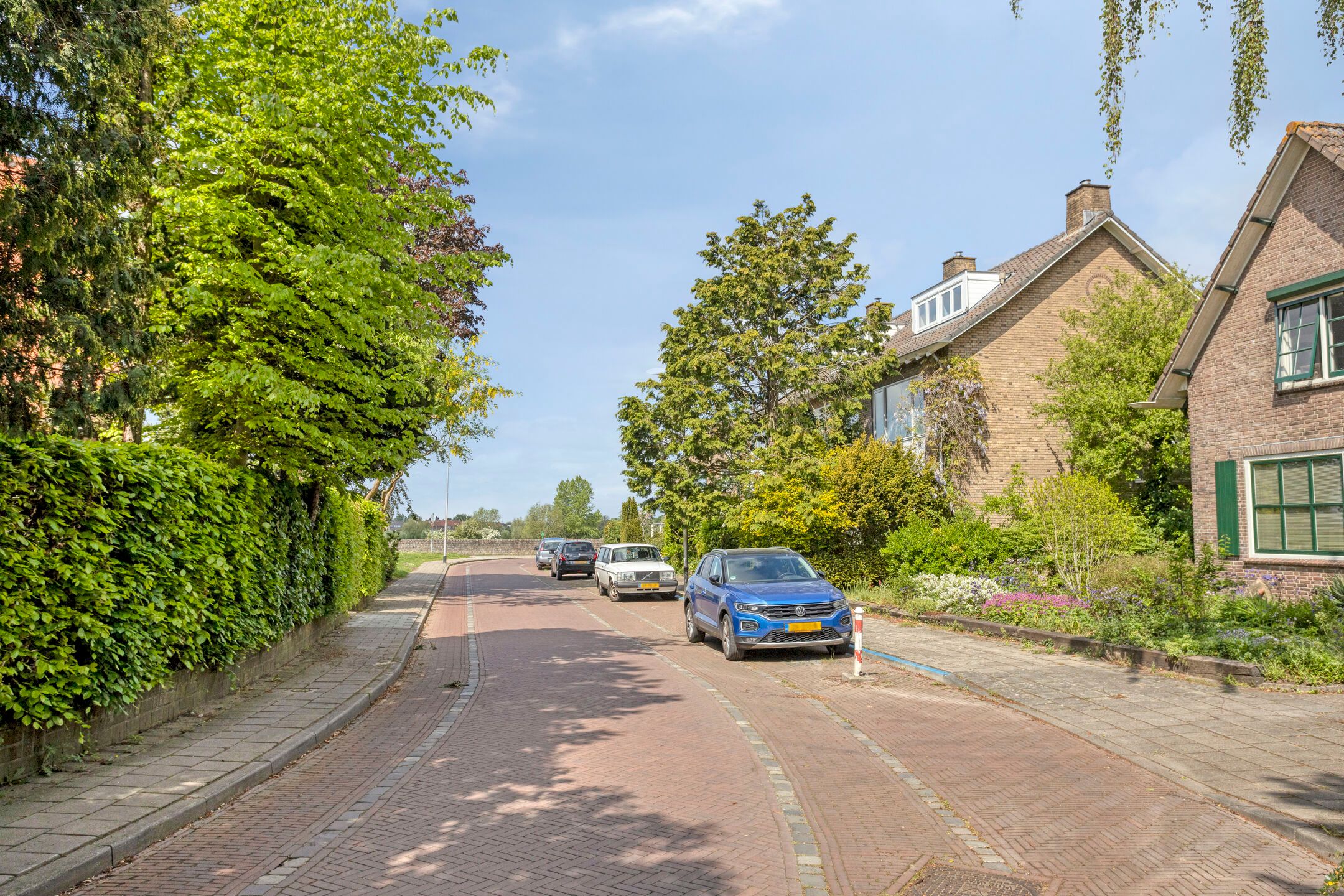 Spacious 1950s terraced home with panoramic IJssel river views — 54