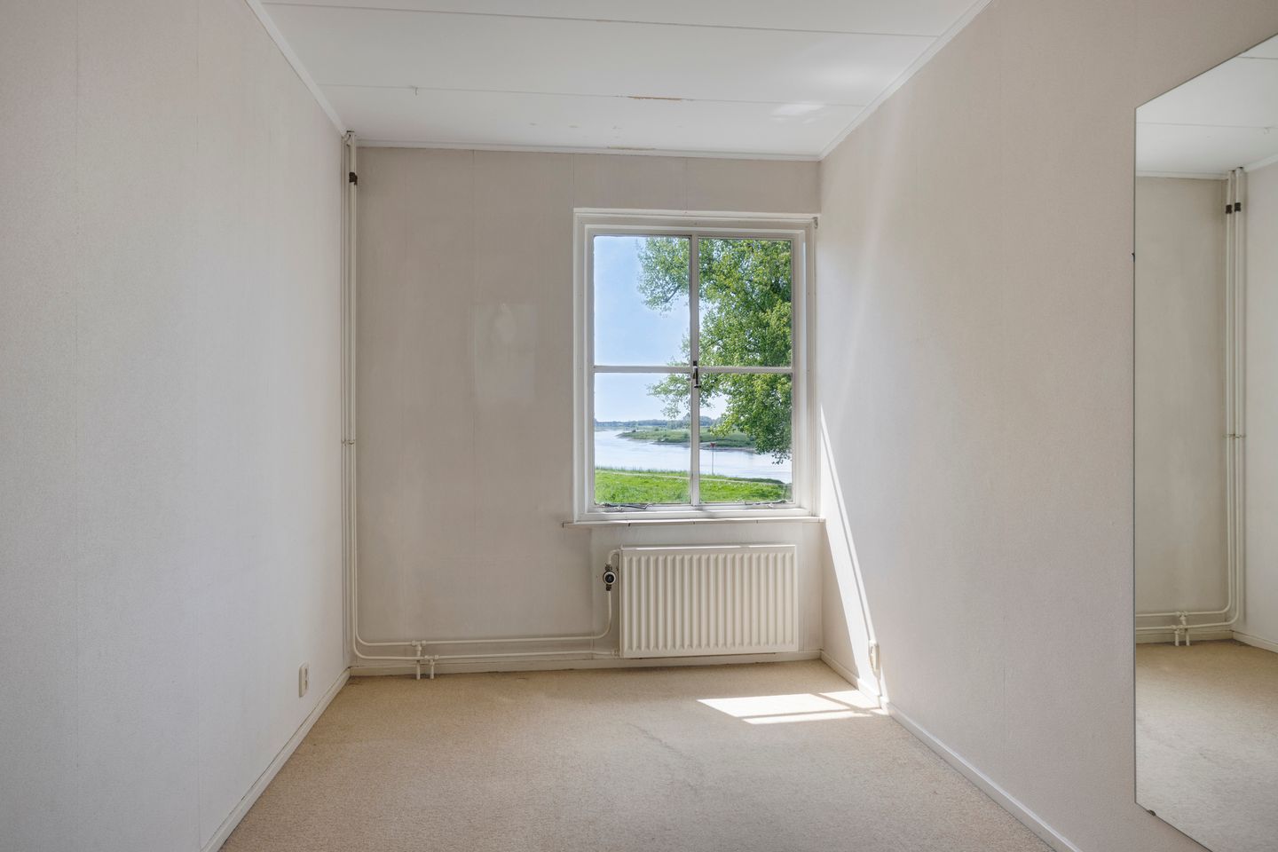Spacious 1950s terraced home with panoramic IJssel river views — 35
