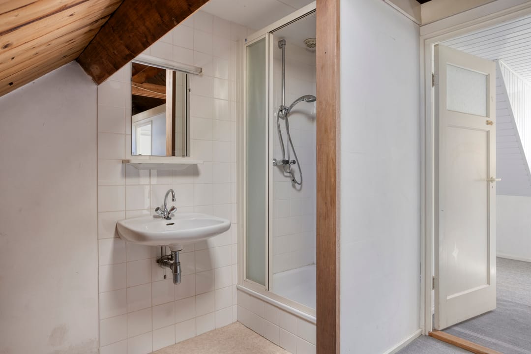 Spacious 1950s terraced home with panoramic IJssel river views — 46