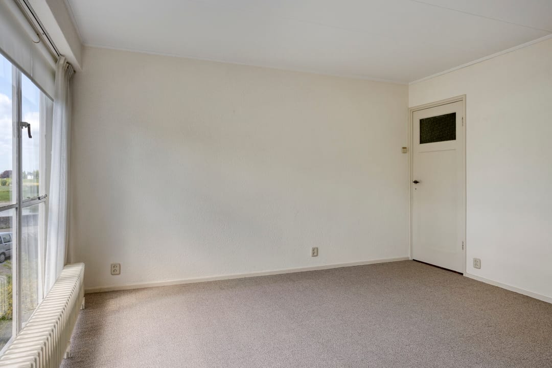 Spacious 1950s terraced home with panoramic IJssel river views — 31