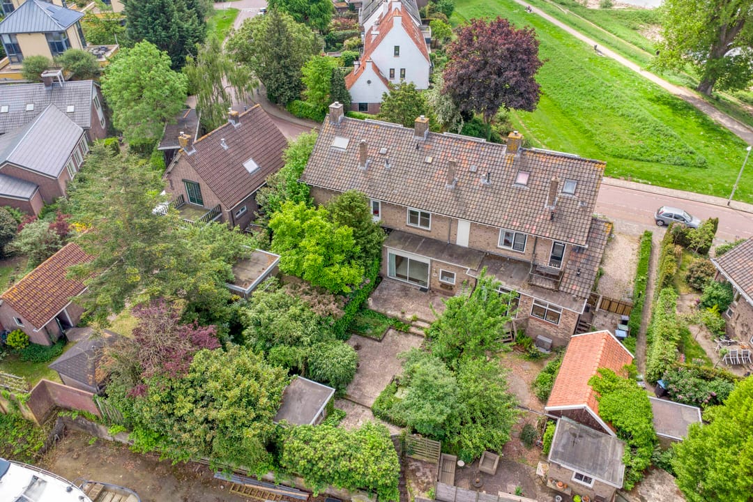 Spacious 1950s terraced home with panoramic IJssel river views — 67