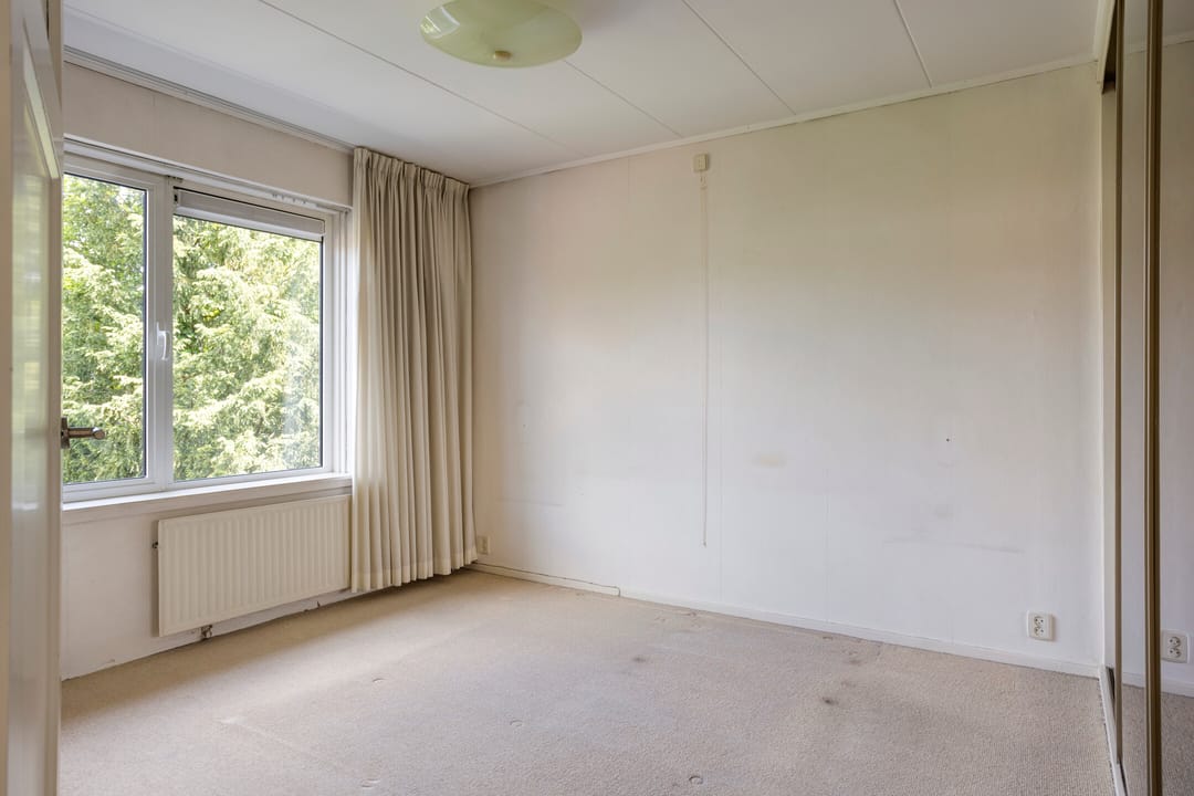 Spacious 1950s terraced home with panoramic IJssel river views — 37
