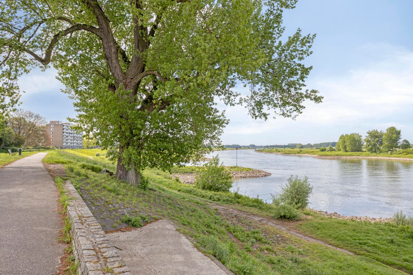 Spacious 1950s terraced home with panoramic IJssel river views — 55